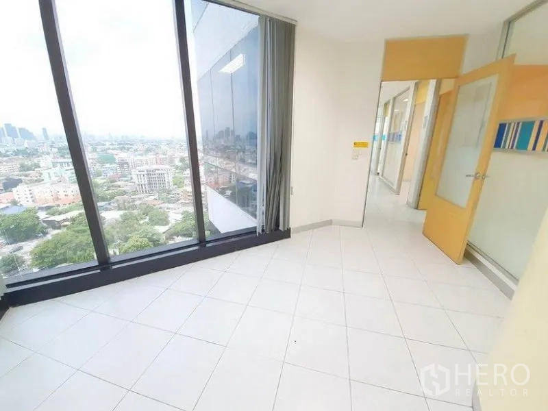 办公空间 出租在Bang Na, Bangkok - 转角房间，落地窗俯瞰邦那城市景观。
