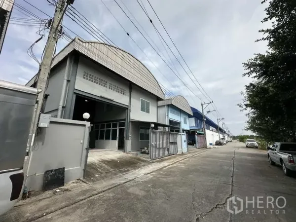 Warehouse for rent in Pak Kret, Nonthaburi - Row of warehouses on a wide industrial street with easy truck access.