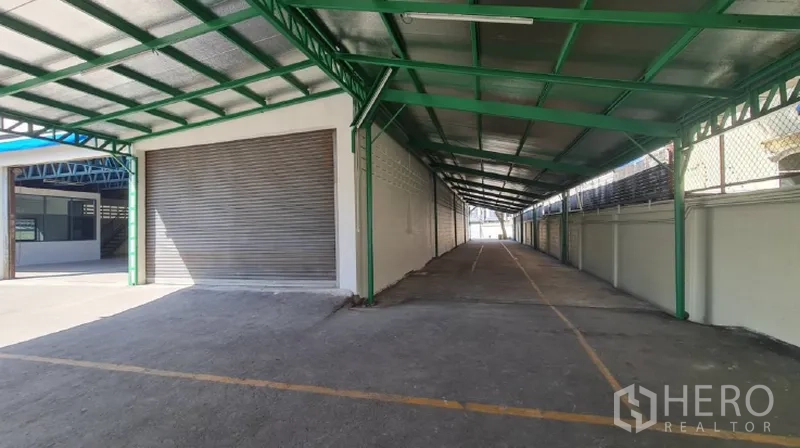 货栈 出租在Khlong Toei, Bangkok - 卷闸门连接到有顶装卸与停车区域