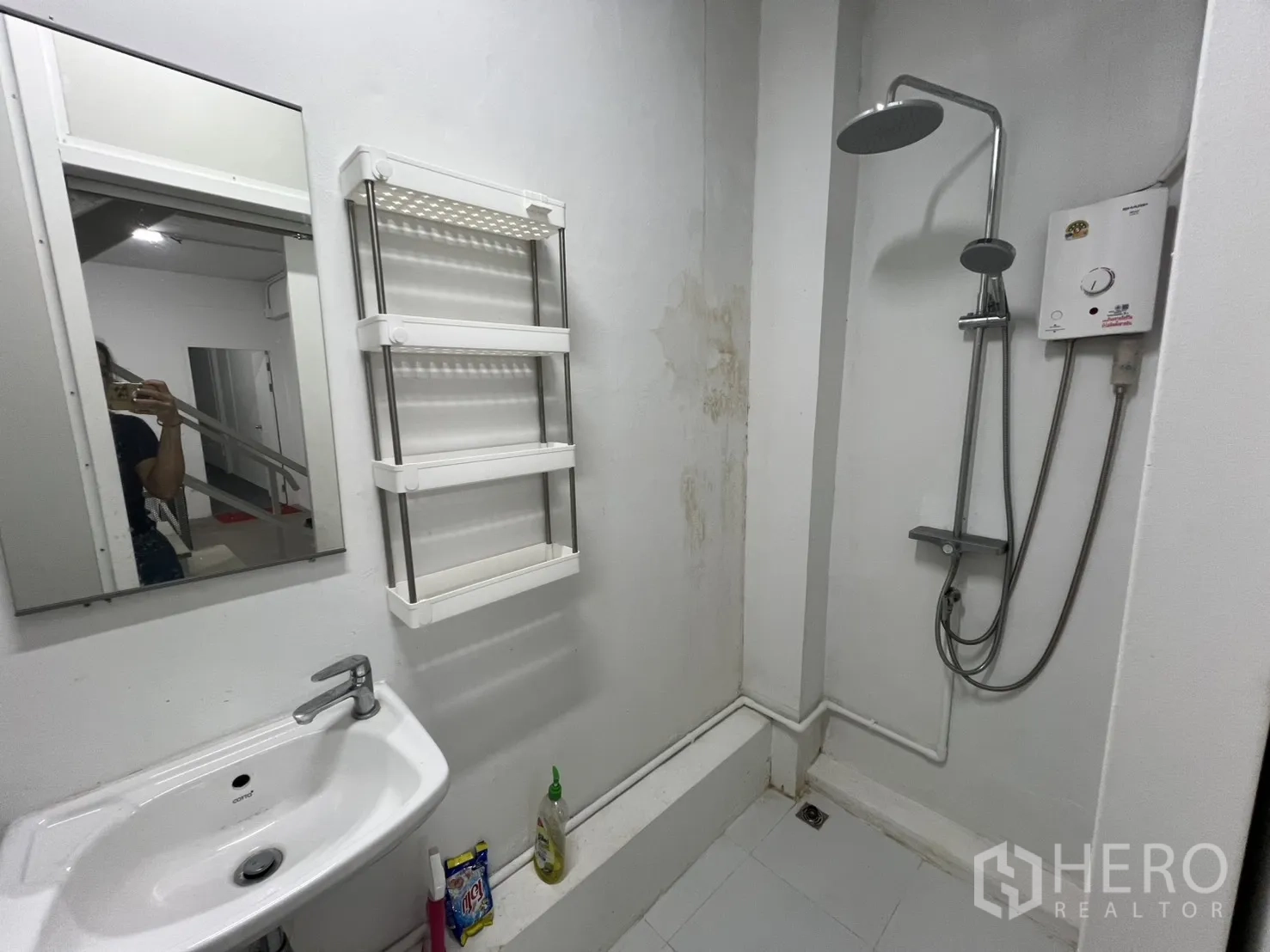 Shophouse for rent or sale in Khlong Toei, Bangkok - Bathroom with rain shower, water heater, mirror and basin.