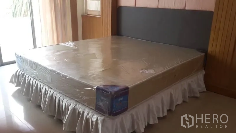 独立式住宅 出租或出售在Huai Khwang, Bangkok - 采光充足的卧室，新床垫包膜，推拉玻璃门与浅木色装饰。