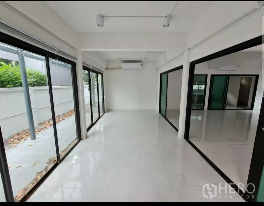 Home Office for rent in Lat Phrao, Bangkok - Flexible office room with double sliding doors and windows facing the garden.