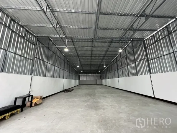 Warehouse for rent in Saphan Sung, Bangkok - Open industrial bay with sturdy steel framing, pendant lights and smooth concrete floor ready for racking