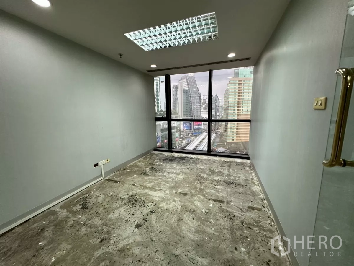 Office Space for rent in Khlong Toei, Bangkok - Compact office with window overlooking Sukhumvit and BTS tracks toward Asok.