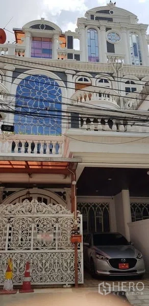 带办公室的家 出租在Watthana, Bangkok - 欧式白色多层外立面，带大门与车棚，近BTS Ekkamai