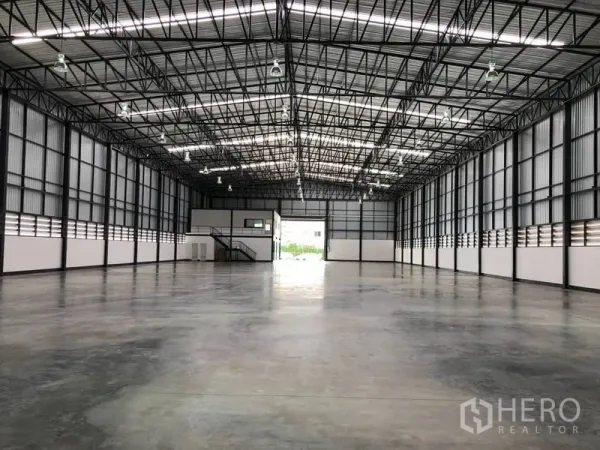 Warehouse for rent in Bang Phli, Samut Prakan - Spacious warehouse interior with high steel truss roof, polished concrete floor and high-bay lighting.