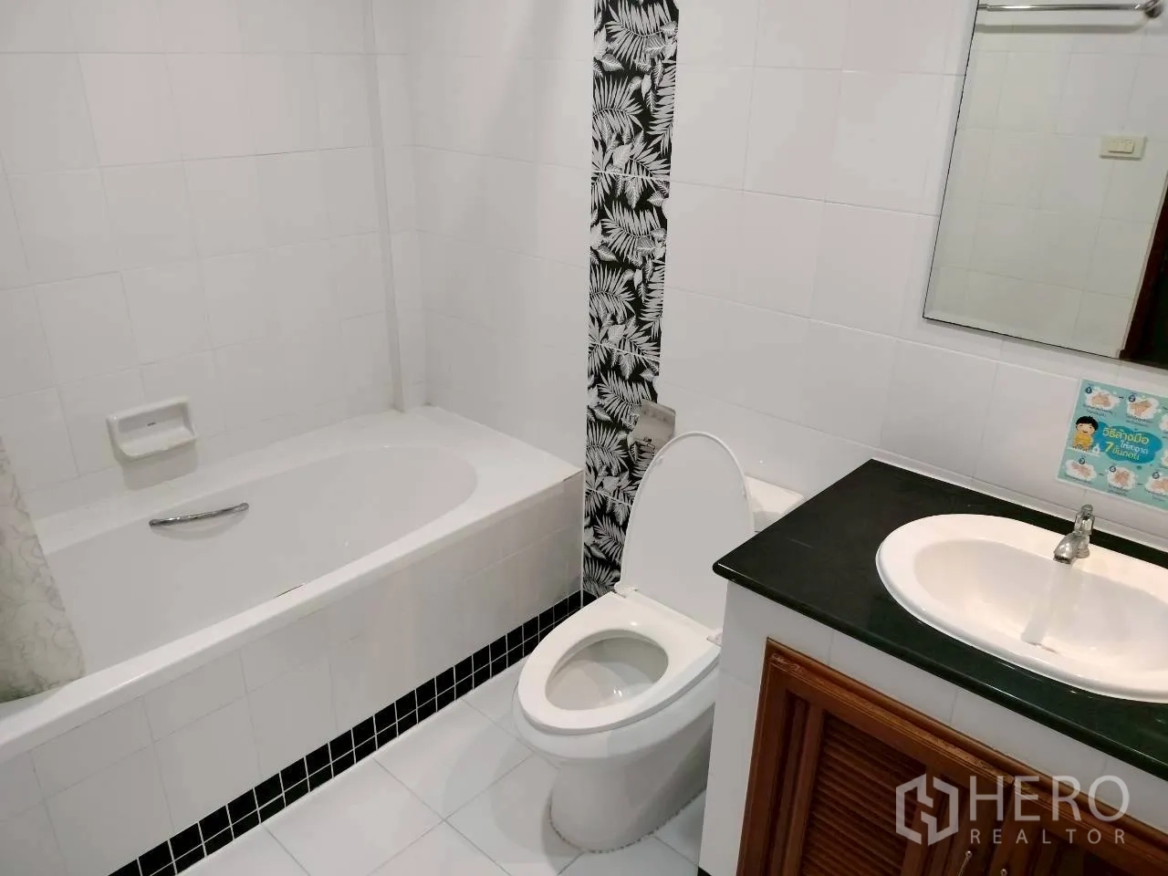 โฮมออฟฟิศ for rent in Watthana, Bangkok - ห้องน้ำพร้อมอ่างอาบน้ำ โถสุขภัณฑ์ เคาน์เตอร์อ่างล้างหน้า