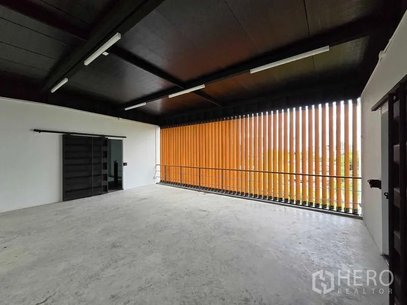 Home Office for rent in Chatuchak, Bangkok - Bright open room with vertical louvered facade and smooth concrete flooring.