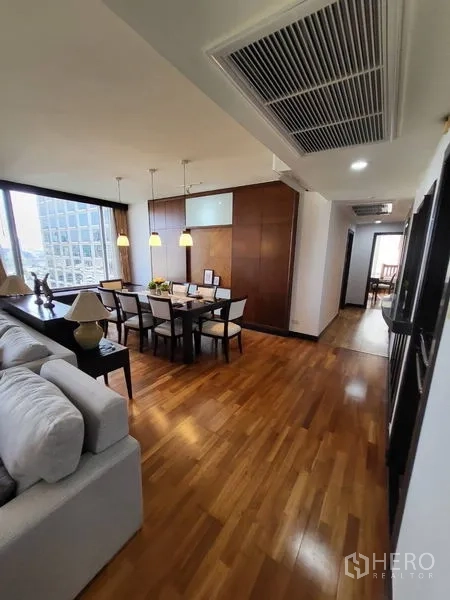 Condominium for rent in Pathum Wan, Bangkok - Open hallway leading to living and dining areas with polished wood flooring.
