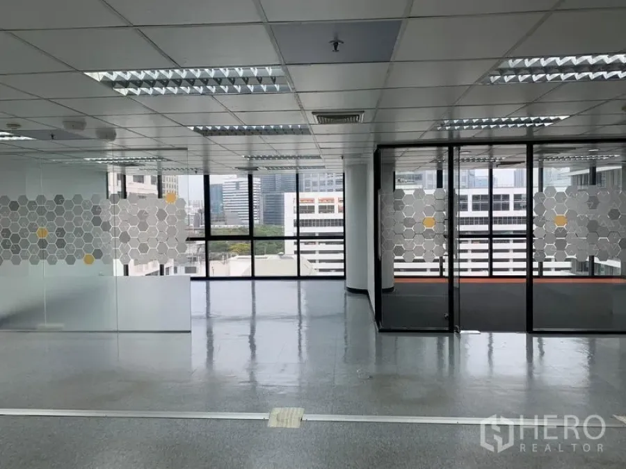 办公空间 出租在Bang Rak, Bangkok - 开放式办公室，带玻璃隔间会议室与城市天际线景观。