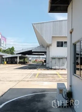 货栈 出租或出售在Lam Luk Ka, Pathum Thani - 仓库侧边车道，带有遮雨装卸雨棚，卡车进出方便