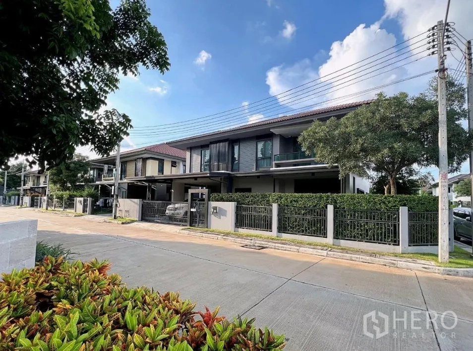 Detached House for rent or sale in Lam Luk Ka, Pathum Thani - Corner perspective of the modern detached house along the avenue.