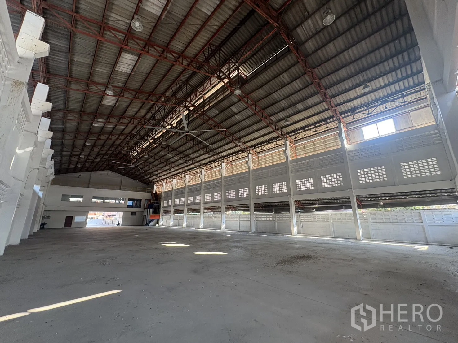 货栈 出租在Bang Phli, Samut Prakan - 长条仓库通道，窗户与通风孔带来自然采光。