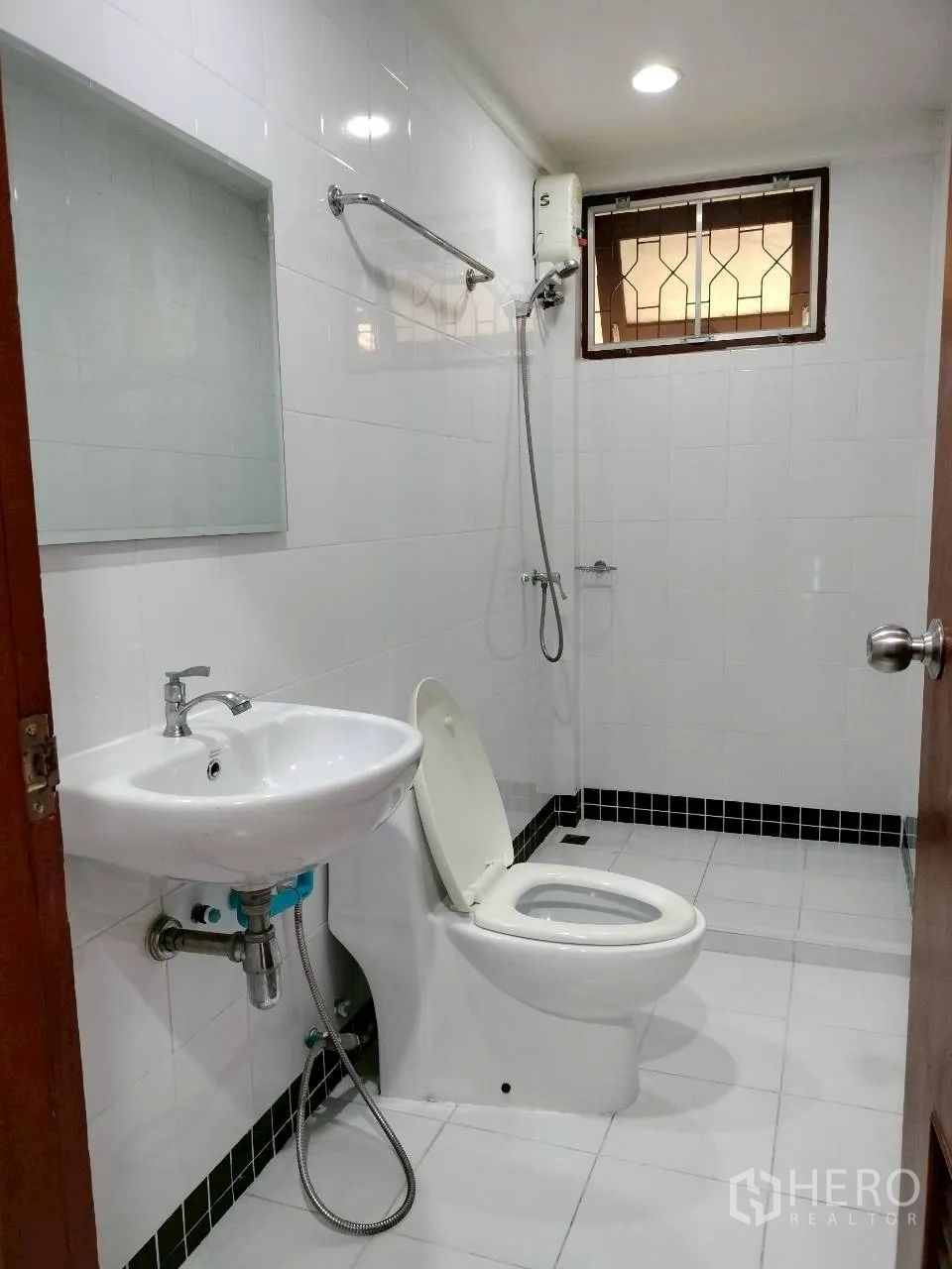 โฮมออฟฟิศ for rent in Watthana, Bangkok - ห้องน้ำพร้อมฝักบัว เครื่องทำน้ำอุ่น โถสุขภัณฑ์ และกระจก