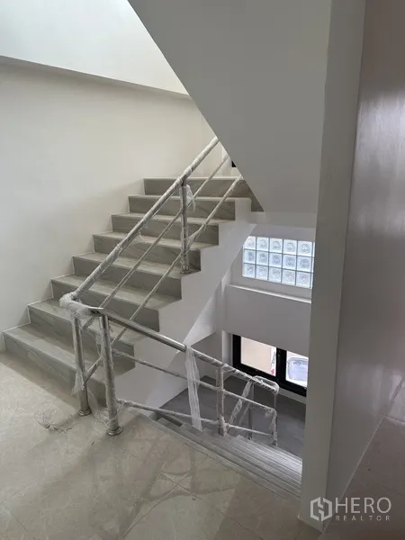 Office Space for rent or sale in Huai Khwang, Bangkok - Stairwell filled with daylight through glass blocks and skylight.