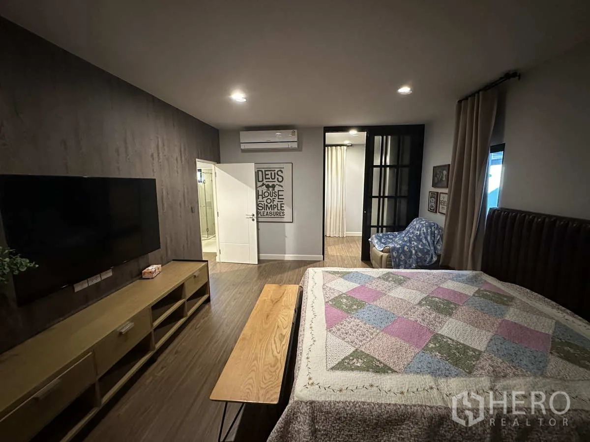 Detached House for rent or sale in Lam Luk Ka, Pathum Thani - Master suite view to wardrobe area and ensuite bathroom with TV console.