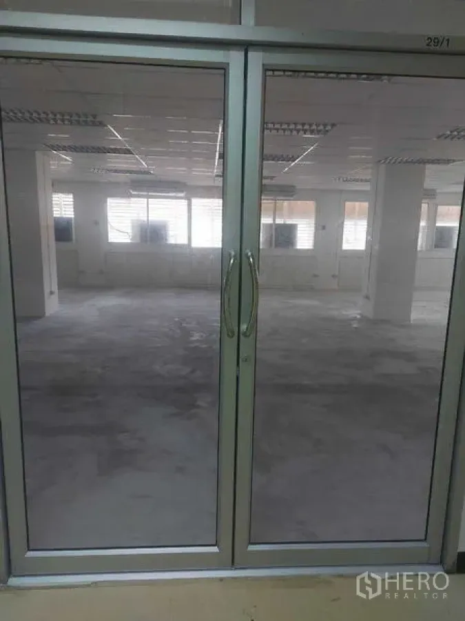 Office Space for rent in Pathum Wan, Bangkok - Glass entryway facing a spacious office area with natural light.