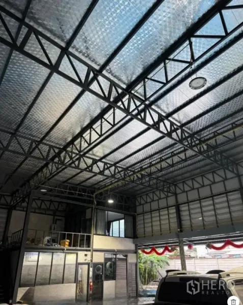 Warehouse for sale in Thanyaburi, Pathum Thani - Insulated steel truss roof providing ventilation and natural light inside the warehouse.