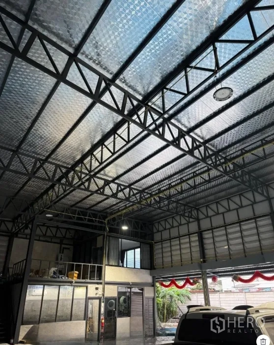 Warehouse for sale in Thanyaburi, Pathum Thani - Insulated steel truss roof providing ventilation and natural light inside the warehouse.