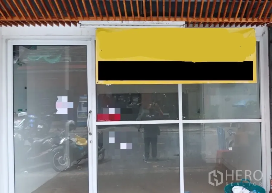 店屋 出租在Khlong Toei, Bangkok - 空堤临街商铺外立面，整面玻璃店面与推拉门，上方有招牌与遮棚。