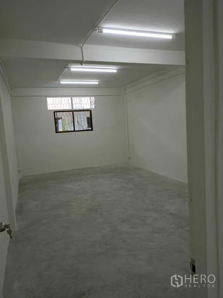 店屋 出租在Watthana, Bangkok - 空房间带带栅窗，白墙、水泥地，照明充足。