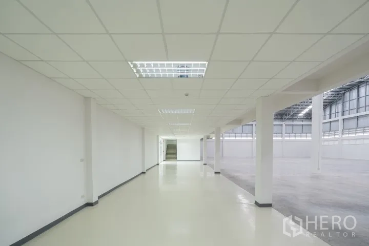 Factory for rent in Khlong Luang, Pathum Thani - Ground-floor office corridor with lighting opening to the production hall.