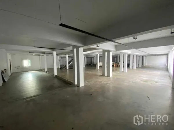 Retail Space for rent in Bang Na, Bangkok - Empty open-plan hall with a grid of columns and smooth concrete slab.