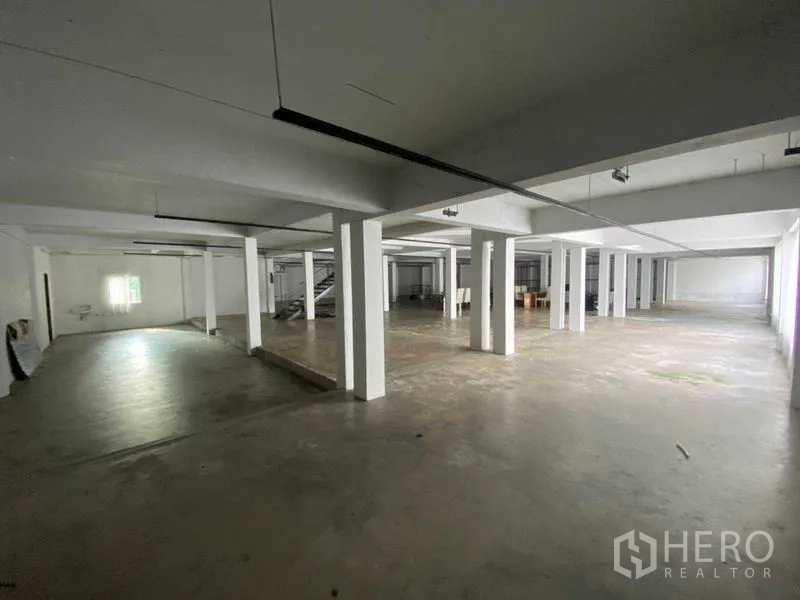 Retail Space for rent in Bang Na, Bangkok - Empty open-plan hall with a grid of columns and smooth concrete slab.