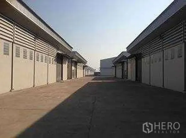 Warehouse for rent in Bang Bua Thong, Nonthaburi - Wide driveway between rows of warehouses inside the compound allowing easy truck access.