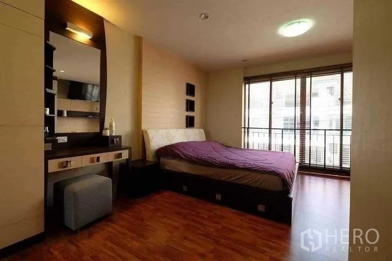 Townhouse for rent in Phra Khanong, Bangkok - Spacious master bedroom with vanity desk, wood floors and large windows.