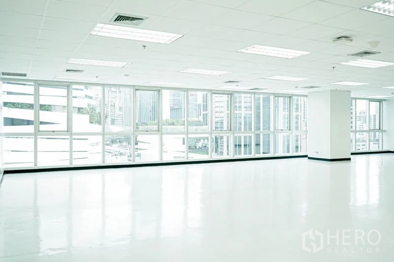 Office Space for rent in Watthana, Bangkok - Open-plan office featuring panoramic windows bringing abundant natural light.