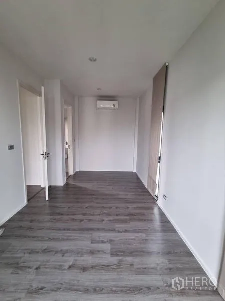 Detached House for rent - Long secondary room with wood floor, air conditioner, and door to hallway.