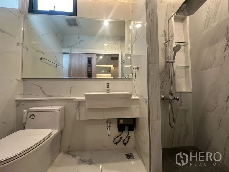 联排别墅 出租在Watthana, Bangkok - 现代卫生间，大理石纹墙面、台盆、坐便与淋浴