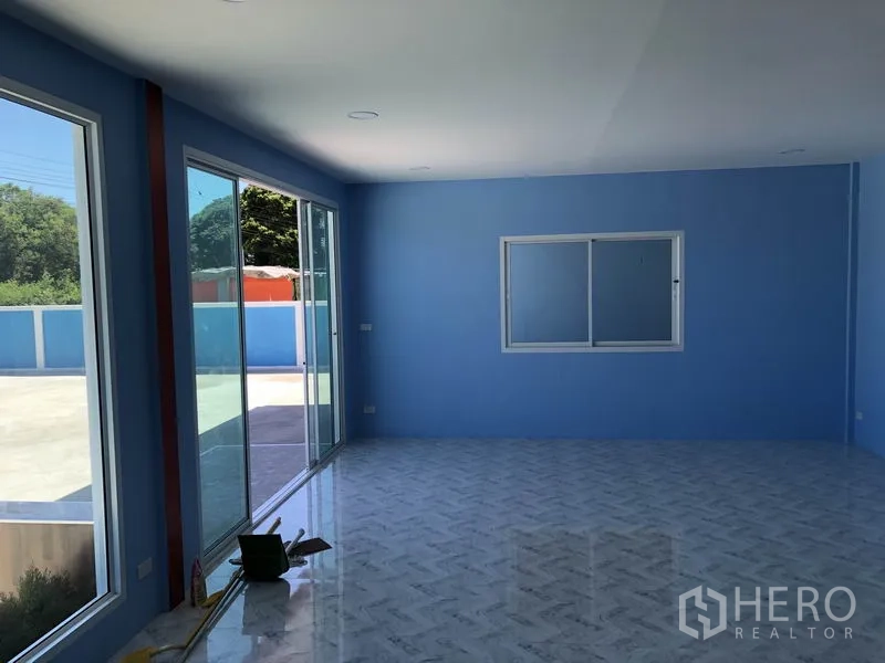 Warehouse for rent or sale in Sai Noi, Nonthaburi - Bright office room with sliding glass doors and windows facing the yard.