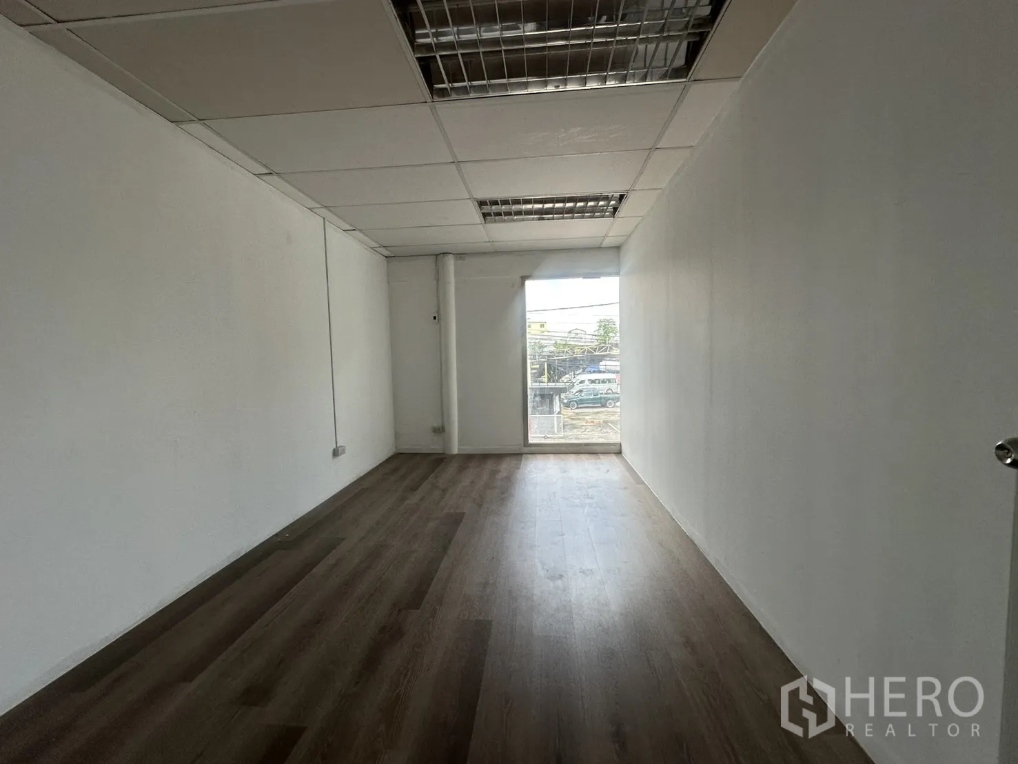 Warehouse for rent in Suan Luang, Bangkok - Corner office with full-height glass wall and street views.