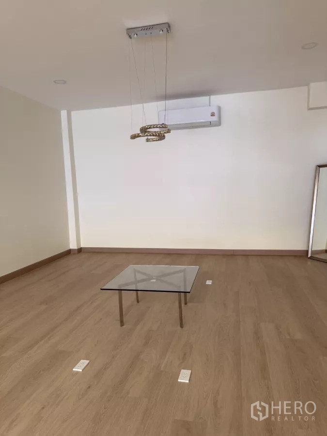 货栈 出租在Suan Luang, Bangkok - 办公室一角，挂壁空调与玻璃茶几