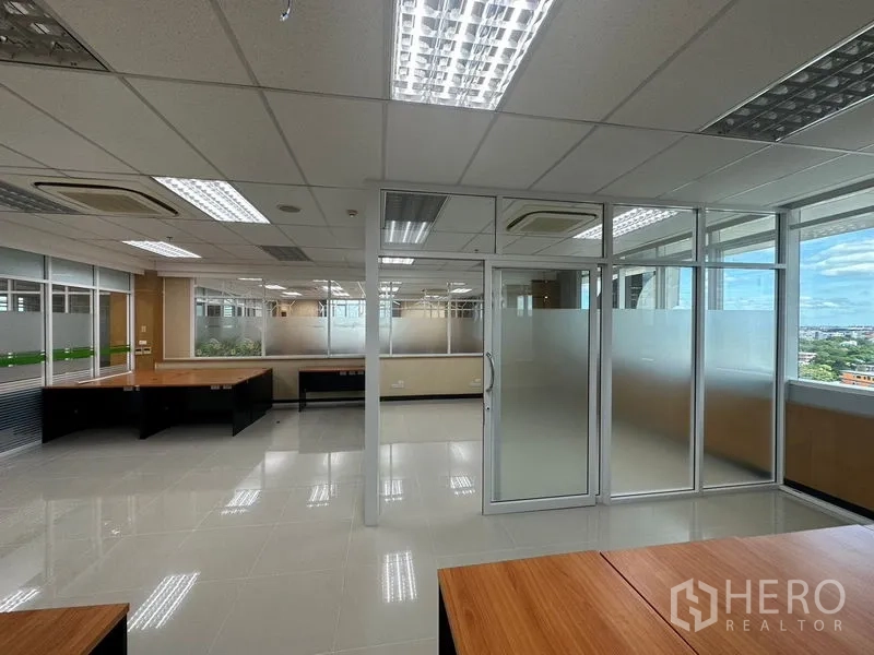 办公空间 出租在Suan Luang, Bangkok - 明亮的开放式办公室，带玻璃会议室、磨砂隔断、大窗与瓷砖地面，位于曼谷 Suan Luang。