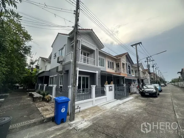 Townhouse for sale in Lam Luk Ka, Pathum Thani - Street view of the townhouse row showing the corner position and wide frontage.