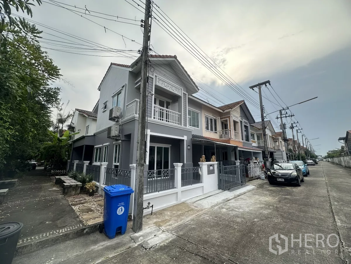 Townhouse for sale in Lam Luk Ka, Pathum Thani - Street view of the townhouse row showing the corner position and wide frontage.