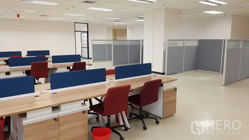 Office Space for rent in Din Daeng, Bangkok - Office floor with desks, blue privacy screens and gray partitioned cubicles.