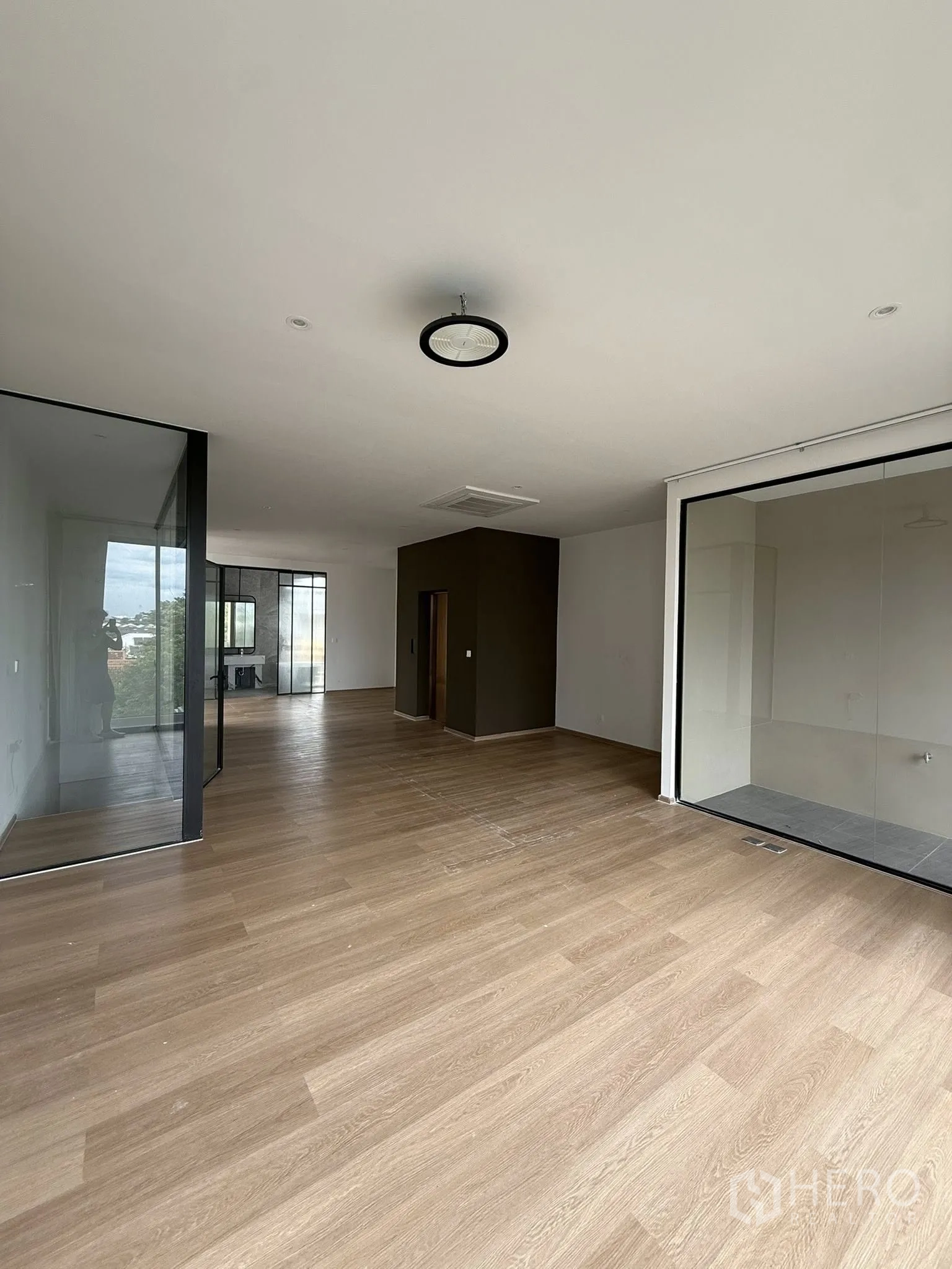 Home Office for rent or sale in Lat Phrao, Bangkok - Flexible large room with wood flooring, glass partitions and abundant natural light.