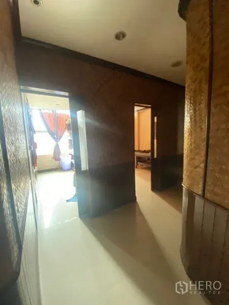 办公空间 出租在Khlong Toei, Bangkok - 明亮走廊，多扇房门通向办公室，尽头有自然采光。
