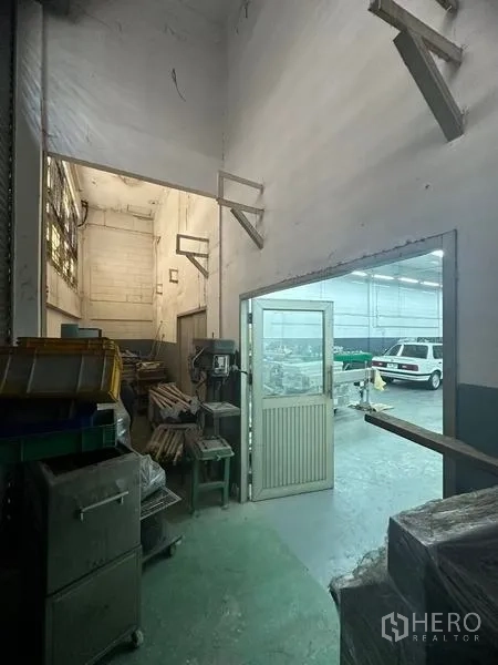 工厂 出租或出售在Khlong Luang, Pathum Thani - 服务走道与通往主车间的门，墙面挑高。