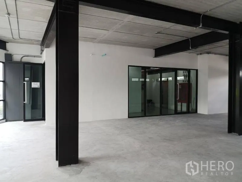 Office Space for rent in Chatuchak, Bangkok - Entrance zone of the office featuring glass doors and a full-height glass partition.