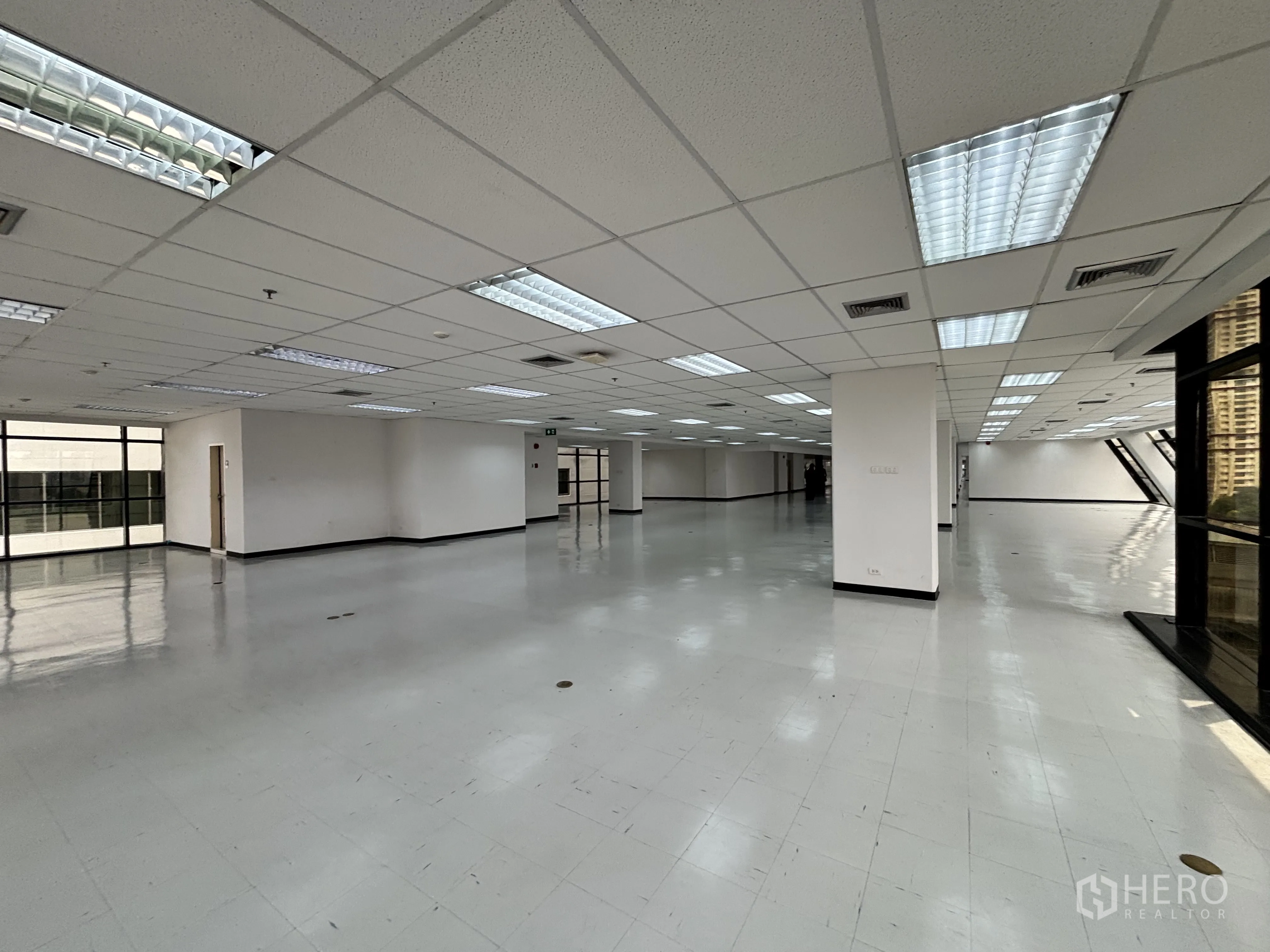 Office Space for rent in Ratchathewi, Bangkok - Open office zone near the internal core with polished floors and full-height windows along the facade.