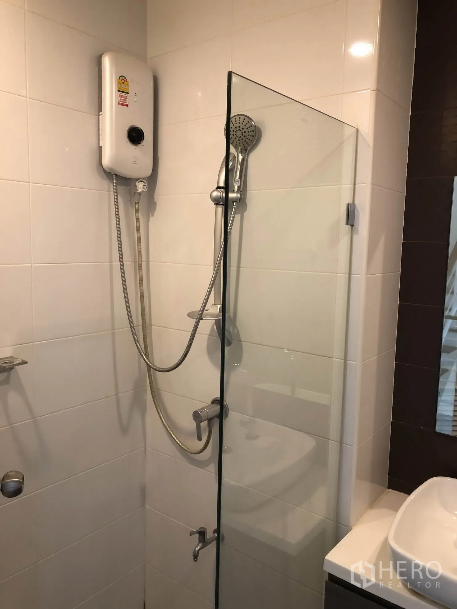 Townhouse for rent in Bang Kapi, Bangkok - Tiled bathroom with glass-enclosed shower and electric water heater.