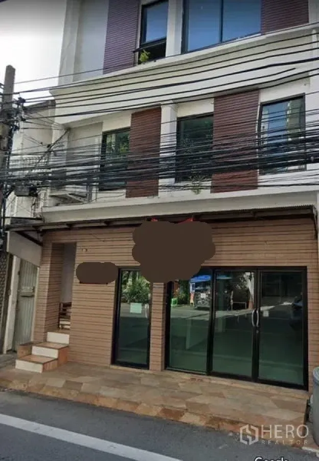 零售空间 出租在Khlong Toei, Bangkok - 街边临街店面外立面，宽幅推拉玻璃门与石材台阶，位于曼谷瓦他那。