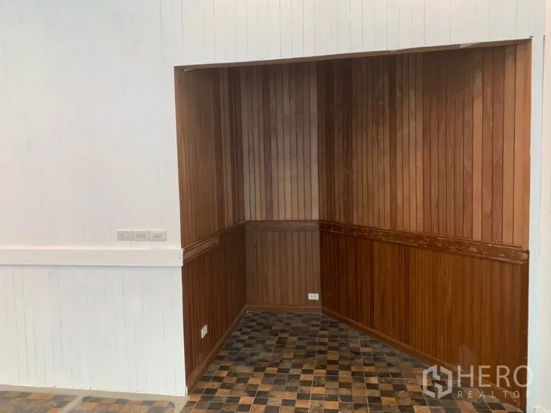 Retail Space for rent in Khlong Toei, Bangkok - Wood‑paneled alcove or storage niche with patterned floor tiles.
