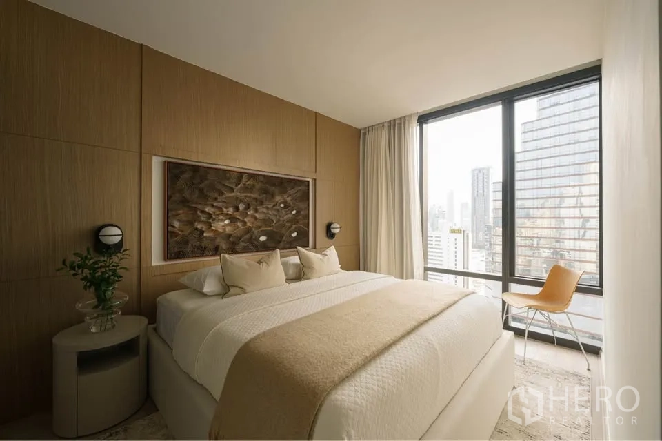 คอนโด for rent in Bang Rak, Bangkok - ห้องนอนเตียงใหญ่ ผนังไม้ตกแต่ง และหน้าต่างสูงเห็นสกายไลน์.