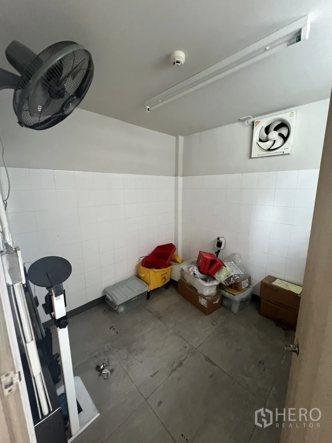 店屋 出租在Bang Rak, Bangkok - 小型设备间，瓷砖墙、排风扇与储物箱